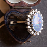 Anello a margherita vintage in oro bianco 14K con opale triplet e diamanti di taglio brillante (0.36ctw ca.), anni ‘60/‘70