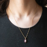 Collana con catenina in oro giallo 9K e con ciondolo in oro giallo 9K con opale e rubini sintetici, anni ‘80/‘90