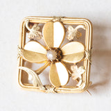 Spilla antica “portafortuna” in oro giallo 18K con perlina bianca, anni ‘30