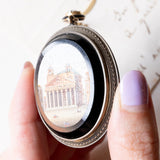 Pendente antico in oro giallo 14K e argento con micromosaico su onice rappresentante il Pantheon e con diamante di taglio rosetta (0.50ct ca.), seconda metà dell’800