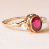 Anello antico in oro giallo 9K con rubino sintetico (1.20ct ca.) e perle bianche, anni ‘10