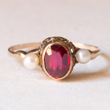 Anello antico in oro giallo 9K con rubino sintetico (1.20ct ca.) e perle bianche, anni ‘10