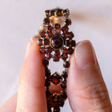 Braccialetto semirigido vintage in oro giallo 8K con granati, anni ‘60/‘70