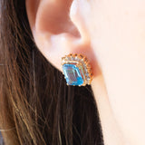 Orecchini a margherita vintage in oro giallo 14K con topazi azzurri (4.80ctw ca.) e diamanti di taglio brillante (0.72ctw ca.), anni ‘70/‘80