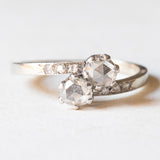Toi et Moi antico in platino e in oro bianco 18K con diamanti centrali di taglio rosa coroné (0.70ctw ca.) e diamanti laterali di taglio rosetta, anni ‘20/‘30