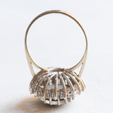 Anello a margherita vintage in oro bianco 14K con opale triplet e diamanti di taglio brillante (0.36ctw ca.), anni ‘60/‘70