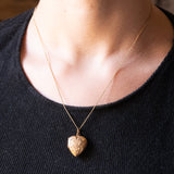 Ciondolo portafoto antico a forma di cuore con lamina in oro giallo 9K su metallo con disegni incisi, anni ‘30/‘40