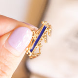 Ciondolo vintage in oro giallo 18K con smalti blu e con quattro carte pendenti con smalti arancioni e neri, anni ‘60