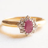 Anello a margherita vintage in oro giallo e bianco 18K con rubino e diamanti (0.06ctw ca.), anni ‘70