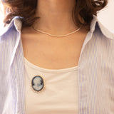 4 gioielli in 1: Collana vintage con perline bianche e con chiusura in argento e con pendente/spilla in oro giallo 14K con cammeo su agata e con perle bianche, anni ‘70