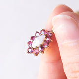 Collana con catenina in oro giallo 9K e con ciondolo in oro giallo 9K con opale e rubini sintetici, anni ‘80/‘90