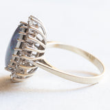 Anello a margherita vintage in oro bianco 14K con opale triplet e diamanti di taglio brillante (0.36ctw ca.), anni ‘60/‘70