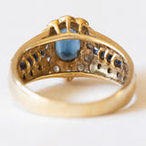 Anello a margherita + a fascia in oro giallo e in oro bianco 14K con zaffiri (1.10ctw ca.) e diamanti (0.21ctw ca.), anni ‘60