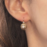Orecchini antichi in oro giallo e in oro bianco 18K con diamanti (centrali 0.40ctw ca.), anni ‘30/‘40