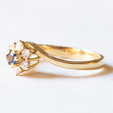 Anello a margherita vintage in oro giallo 18K con zaffiro (0.06ct ca.) e diamanti (0.09ctw ca.), anni ‘60/‘70