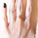 Anello a margherita vintage in oro giallo 18K con rubino (0.25ct ca.) e diamanti (0.06ctw ca.), anni ‘60