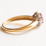 Anello a margherita vintage in oro giallo e bianco 18K con rubino e diamanti (0.06ctw ca.), anni ‘70