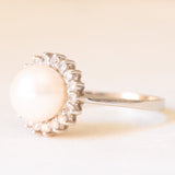 Anello a margherita vintage in oro bianco 14K con perla bianca e diamanti (0.36ctw ca.), anni ‘60