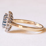 Anello a margherita moderno in oro giallo e in oro bianco 9K con topazio azzurro (1.30ct ca.) e diamanti di taglio brillante (0.16ctw ca.), anni ‘70/‘80