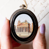 Pendente antico in oro giallo 14K e argento con micromosaico su onice rappresentante il Pantheon e con diamante di taglio rosetta (0.50ct ca.), seconda metà dell’800