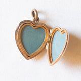 Ciondolo portafoto antico a forma di cuore con lamina in oro giallo 9K su metallo con disegni incisi, anni ‘30/‘40