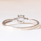 Trilogy vintage in oro bianco 9K con acquamarina (0.30ct ca.) e diamanti di taglio brillante (0.05ctw ca.)