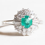 Anello a margherita+ballerina vintage in oro bianco 14K con smeraldo (1ct ca.) e diamanti (1.14ctw ca.), anni ‘60/‘70