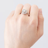 Anello francese a margherita antico in platino e con diamanti (centrale di taglio brillante e di 0.15ct ca.), anni ‘10/‘20