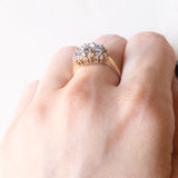 Anello vintage in oro giallo e bianco 10K con spinelli azzurri sintetici (1ctw ca.) e diamanti, anni ‘70/‘80