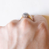Anello a margherita moderno in oro giallo e in oro bianco 9K con topazio azzurro (1.30ct ca.) e diamanti di taglio brillante (0.16ctw ca.), anni ‘70/‘80