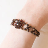 Braccialetto semirigido vintage in oro giallo 8K con granati, anni ‘60/‘70