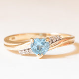 Anello vintage in oro giallo 9K con spinello azzurro sintetico di taglio a cuore (0.50ct ca.) e diamanti (0.03ctw ca.), anni ‘80/‘90