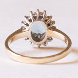 Anello a margherita moderno in oro giallo e in oro bianco 9K con topazio azzurro (1.30ct ca.) e diamanti di taglio brillante (0.16ctw ca.), anni ‘70/‘80