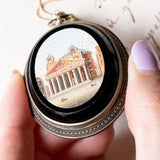 Pendente antico in oro giallo 14K e argento con micromosaico su onice rappresentante il Pantheon e con diamante di taglio rosetta (0.50ct ca.), seconda metà dell’800