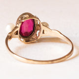 Anello antico in oro giallo 9K con rubino sintetico (1.20ct ca.) e perle bianche, anni ‘10