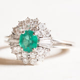 Anello a margherita+ballerina vintage in oro bianco 14K con smeraldo (1ct ca.) e diamanti (1.14ctw ca.), anni ‘60/‘70