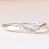 Trilogy vintage in oro bianco 9K con acquamarina (0.30ct ca.) e diamanti di taglio brillante (0.05ctw ca.)