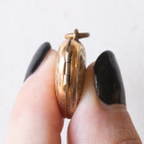 Ciondolo portafoto antico a forma di cuore con lamina in oro giallo 9K su metallo con disegni incisi, anni ‘30/‘40