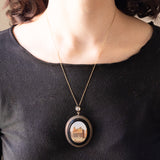 Pendente antico in oro giallo 14K e argento con micromosaico su onice rappresentante il Pantheon e con diamante di taglio rosetta (0.50ct ca.), seconda metà dell’800