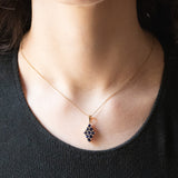 Ciondolo moderno in oro giallo 9K con zaffiri sintetici