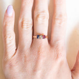 Trilogy antico in oro giallo 18K con zaffiro (0.20ct ca.), diamante (0.20ct ca.) e rubino (0.16ct ca.), anni ‘10/‘20