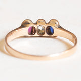 Trilogy antico in oro giallo 18K con zaffiro (0.20ct ca.), diamante (0.20ct ca.) e rubino (0.16ct ca.), anni ‘10/‘20