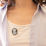 4 gioielli in 1: Collana vintage con perline bianche e con chiusura in argento e con pendente/spilla in oro giallo 14K con cammeo su agata e con perle bianche, anni ‘70