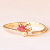 Anello vintage in oro giallo 18K con rubino sintetico (0.12ct ca.) e diamanti di taglio brillante (0.09ctw ca.), anni ‘80/‘90