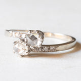 Toi et Moi antico in platino e in oro bianco 18K con diamanti centrali di taglio rosa coroné (0.70ctw ca.) e diamanti laterali di taglio rosetta, anni ‘20/‘30