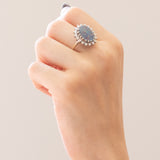 Anello a margherita vintage in oro bianco 14K con opale triplet e diamanti di taglio brillante (0.36ctw ca.), anni ‘60/‘70