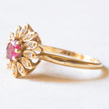 Anello a margherita vintage in oro giallo 18K con rubino (0.25ct ca.) e diamanti (0.06ctw ca.), anni ‘60