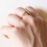 Anello in oro giallo 14K con diamanti di taglio rosetta e paste di vetro rosse, anni ‘40/‘50