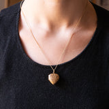 Ciondolo portafoto antico a forma di cuore con lamina in oro giallo 9K su metallo con disegni incisi, anni ‘30/‘40