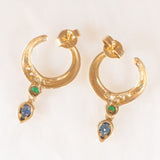 Orecchini a mezzaluna vintage in oro giallo e bianco 14K, con zaffiri, smeraldi e diamanti, anni ‘70/‘80